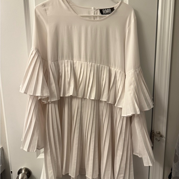 Elegant White Tiered Dress - Picture 2 of 7